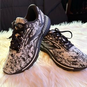 Brooks Adrenaline GTS 23 running shoes Sz 10 NEW